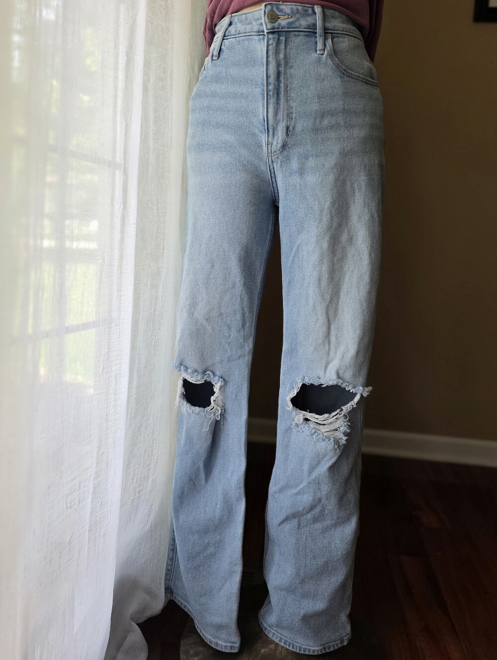 Hollister High Rise Distressed Dad Jeans Light Wash Relaxed Leg Size 1R W25